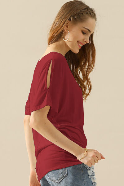 Boat Neck Short Sleeve Ruched Side Top in Burgundy