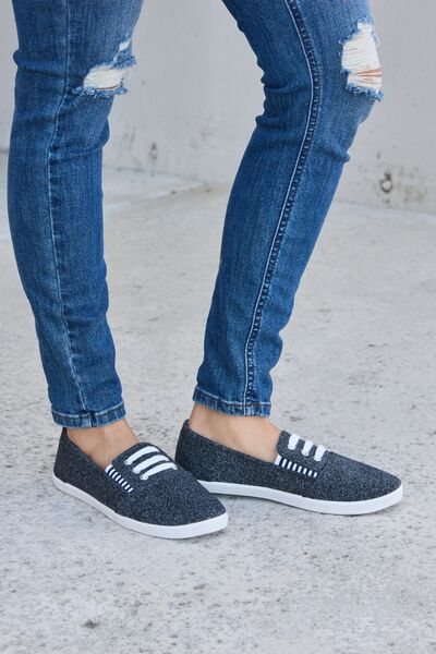 Round Toe Slip-On Flat Sneakers in Dark Grey