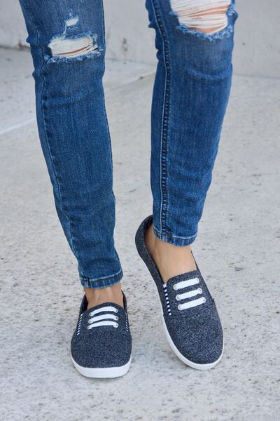 Round Toe Slip-On Flat Sneakers in Dark Grey
