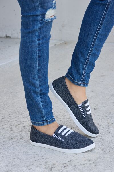 Round Toe Slip-On Flat Sneakers in Dark Grey